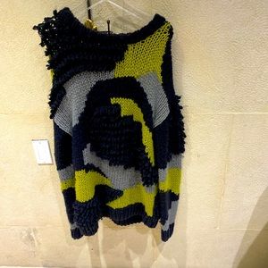 US L topman sweater. Fits XL. Also not as loose as seen in pic.